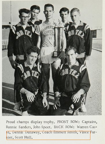 John Speer, Dennis Dunaway och Vince Furnier (med Coach Emmett Smith) med 1964 Trophy (Cortez årsbok)